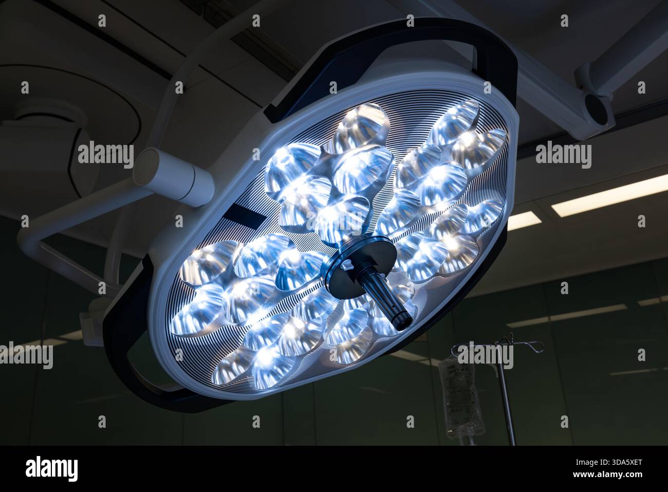 Plafonniers chirurgicaux éclairant une salle d'opération stérile, fournissant un éclairage lumineux et précis pour les interventions médicales et chirurgicales. Banque D'Images