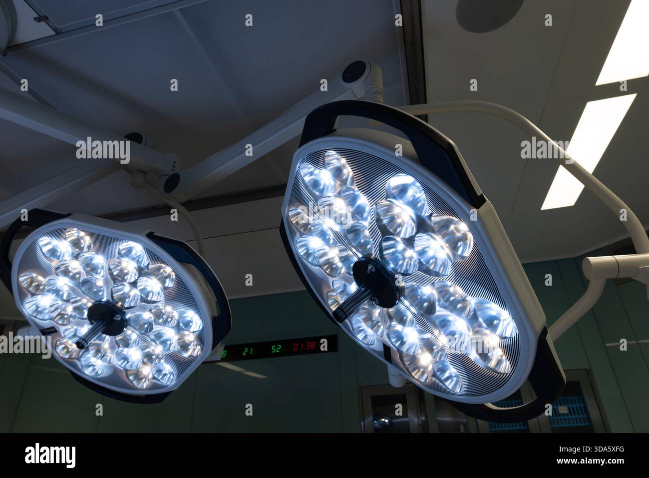 Plafonniers chirurgicaux éclairant une salle d'opération stérile, fournissant un éclairage lumineux et précis pour les interventions médicales et chirurgicales. Banque D'Images