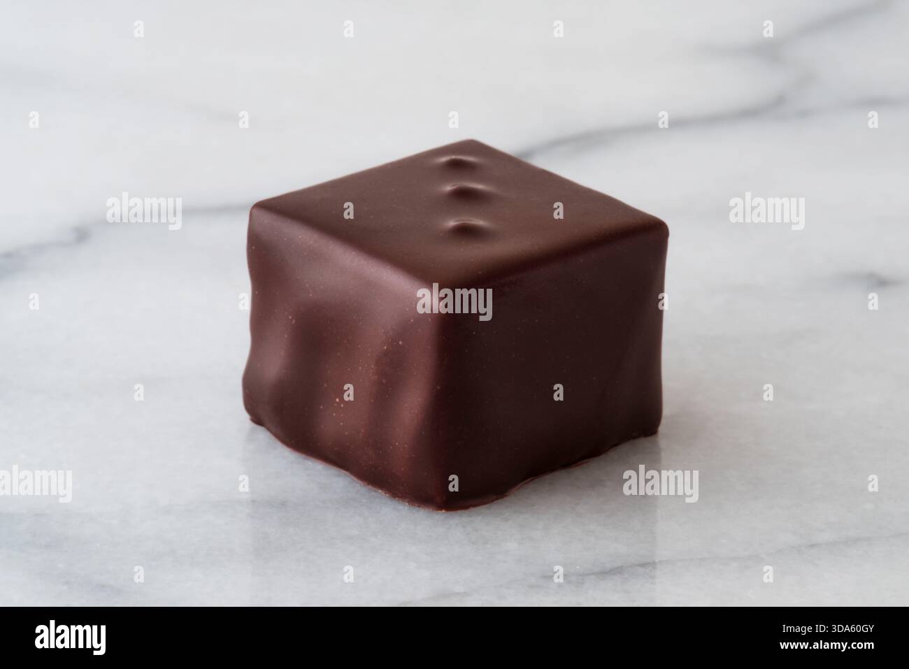 Assortiment de chocolats alignés sur un fond blanc Banque D'Images