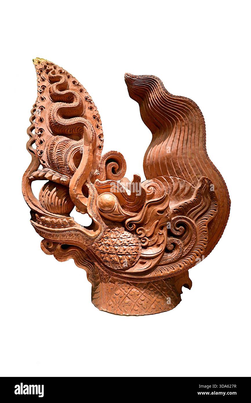 Grande tête de dragon en terre cuite, figure de toit décorative de palais, avec crinière coulante et perle de maintien de bouche ouverte, isolé sur blanc, Thang long, Hanoi Banque D'Images