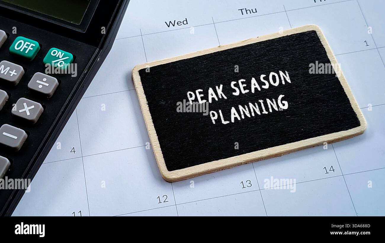 Concept de planification de la saison de pointe sur le tableau de surveillance avec Calculatrice et arrière-plan de calendrier Banque D'Images