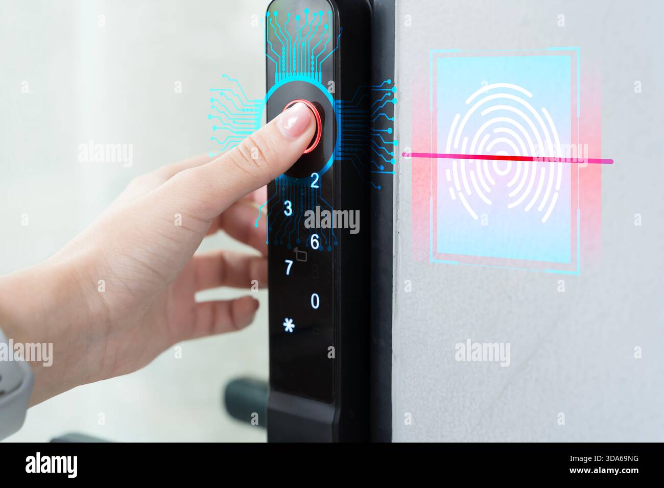 Fermez la main à l'aide du scanner d'empreintes digitales sur la serrure de porte numérique intelligente, présentant la sécurité biométrique, la vérification d'identité, le contrôle d'accès à la maison intelligente. I Banque D'Images