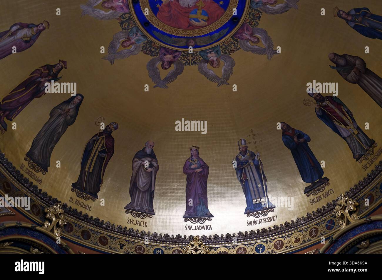 Vue intérieure d'un dôme d'église orné de figures religieuses peintes disposées dans une composition circulaire, fond doré, sacré classique Banque D'Images