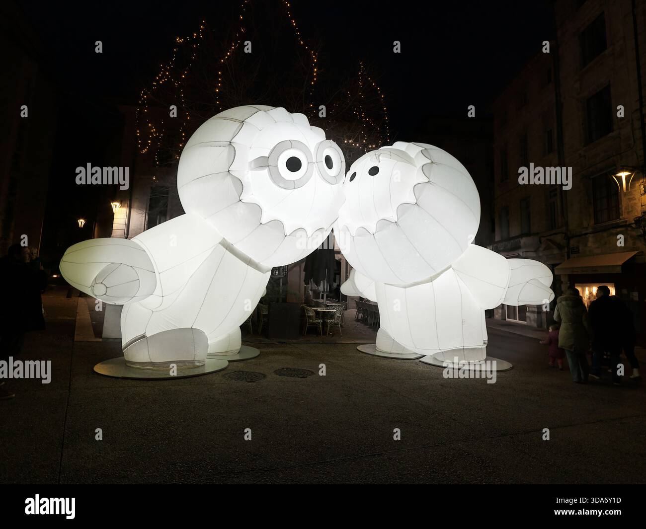 Une paire de figurines Anooki illuminent le paysage nocturne, Avignon, France, Noël 2025. Banque D'Images