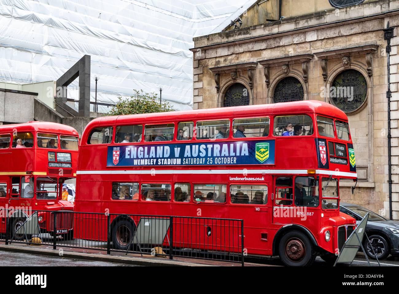 Londres, Angleterre, les bus traditionnels routemaster Londres sur la rue Lower Thames annonçant Angleterre vs Australie rugby League test à Wembley en 2025 Banque D'Images