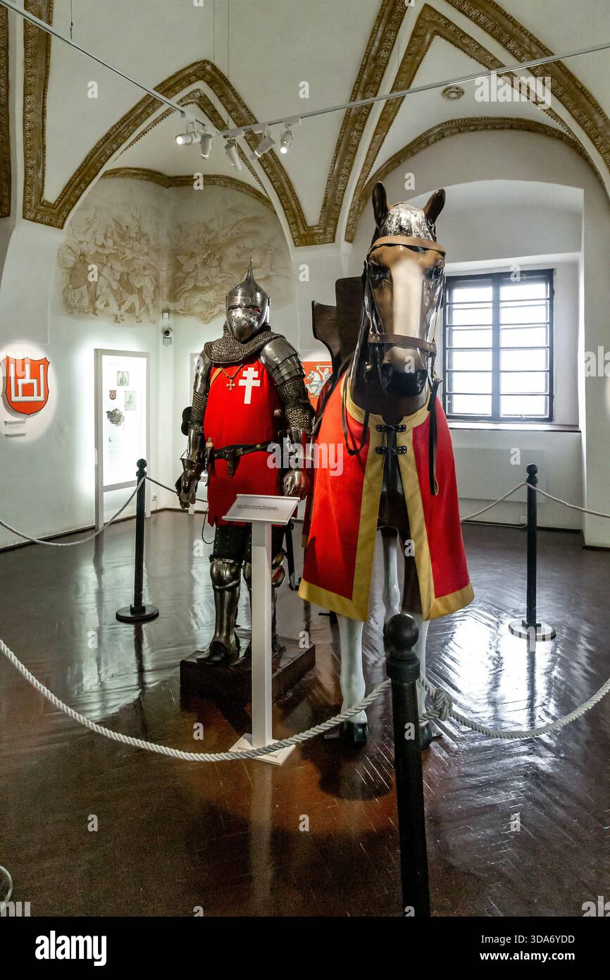 MUKACHEVO, UKRAINE - MARTH 5, 2023 : il s'agit de l'armure de combat du prince Fyodor Koryatovich dans le musée historique du château de Palanok. Banque D'Images