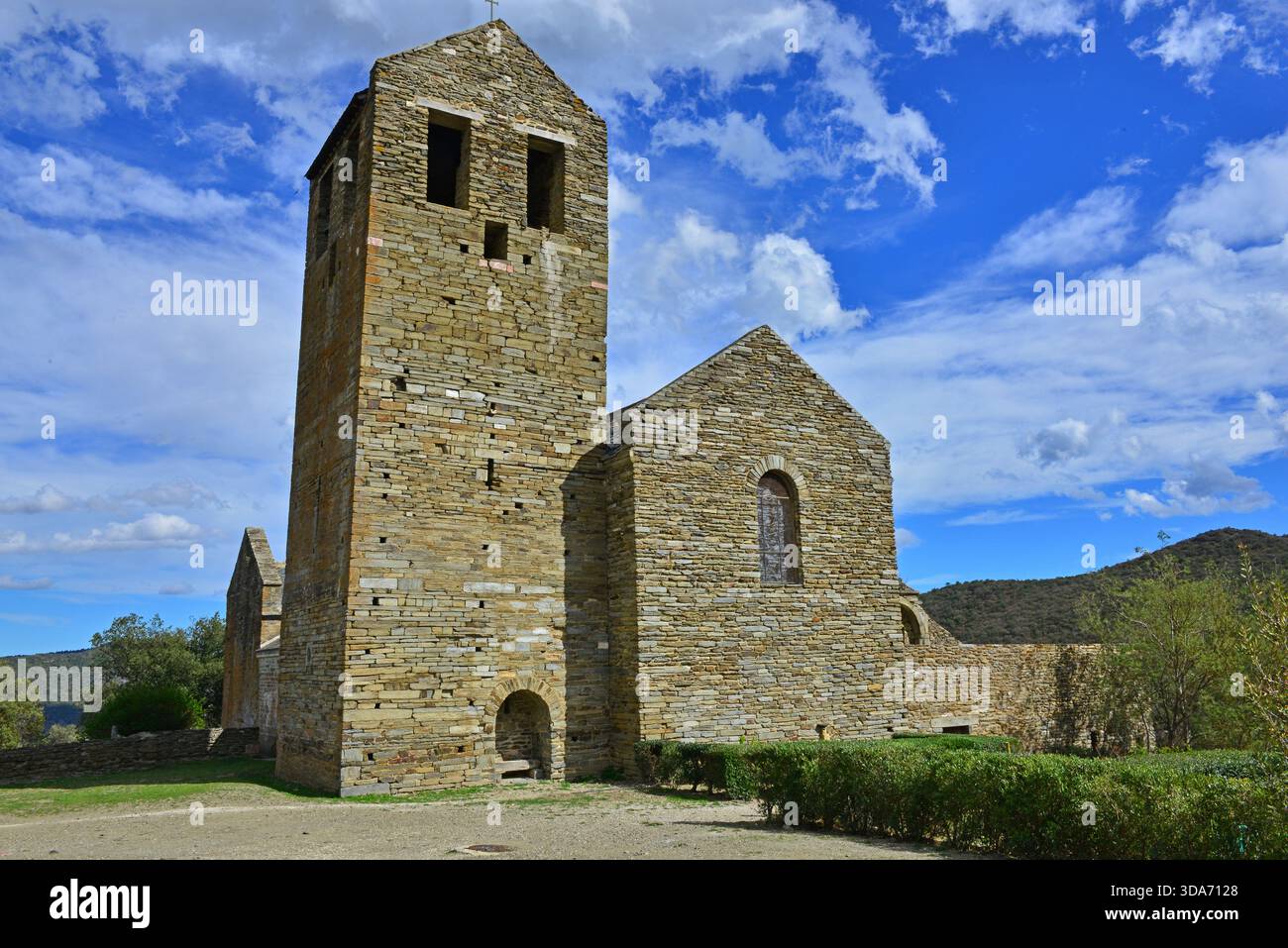 Prieuré de Serrabone (Préieure de Serrabone) prieuré du XIème siècle dans les Pyrénées orientales de la France, construit dans le style roman Banque D'Images