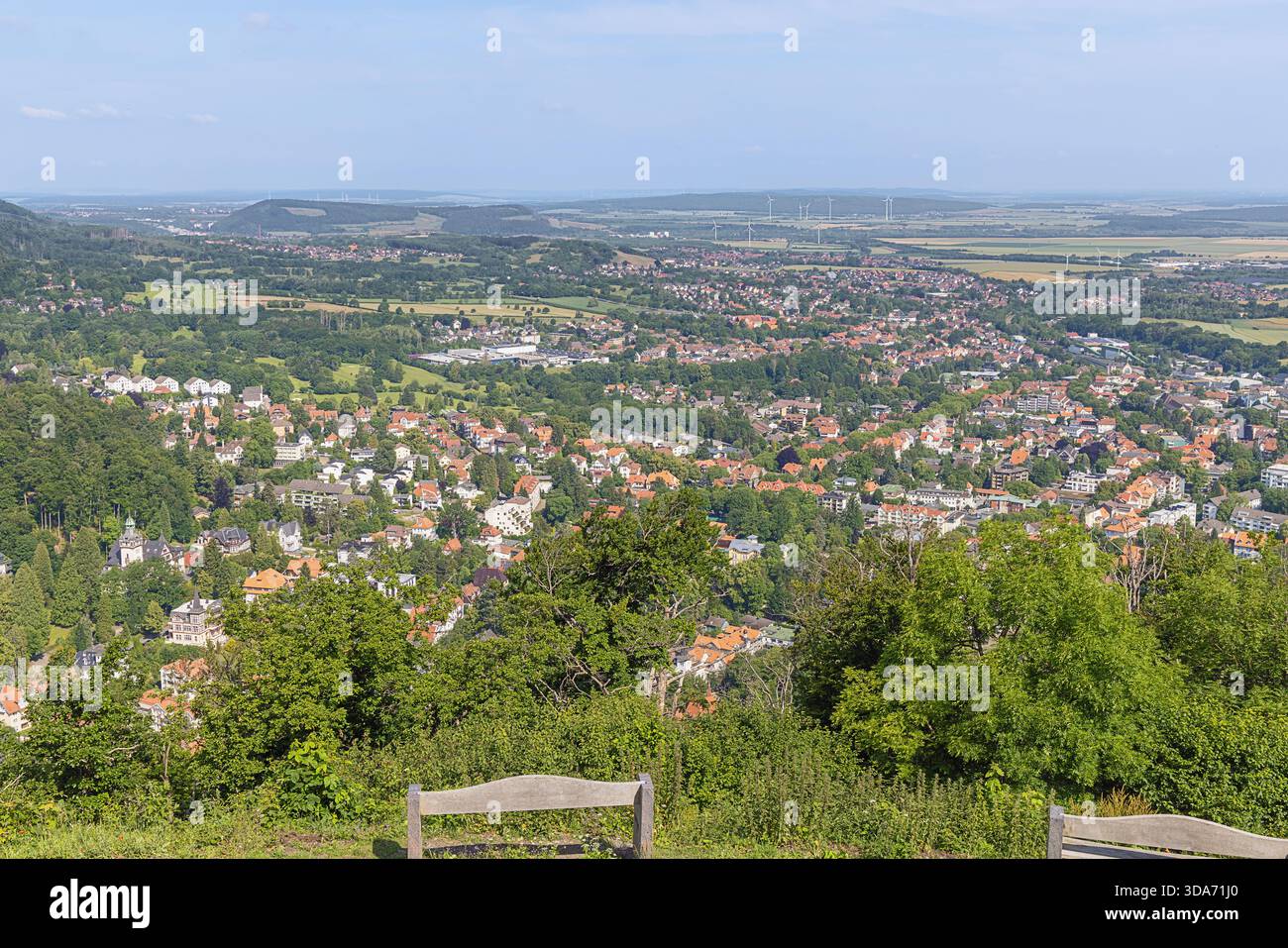 Vue sur la vaste zone autour de Bad Harzburg avec le centre-ville à la base de la montagne appelée le Burgberg Banque D'Images