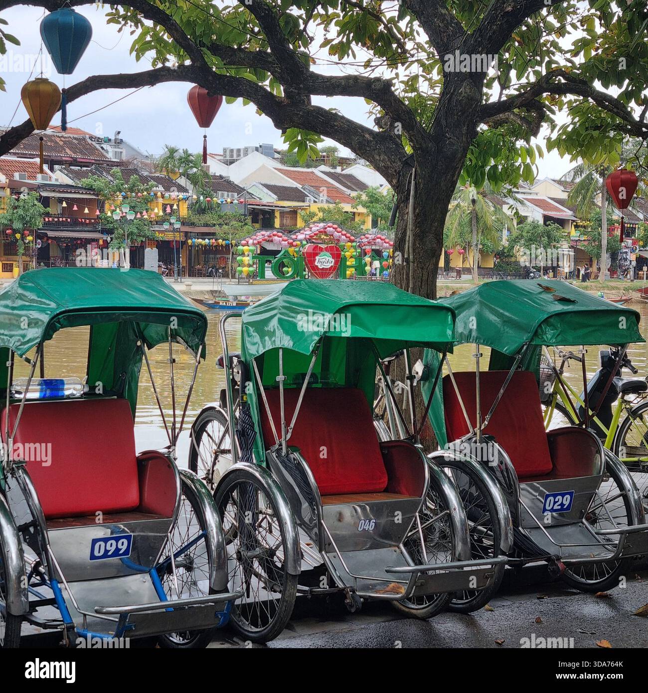 Trois vélos à trois roues (Siclow) à Hoi an Vietnam - Image de stock capturée avec un smartphone