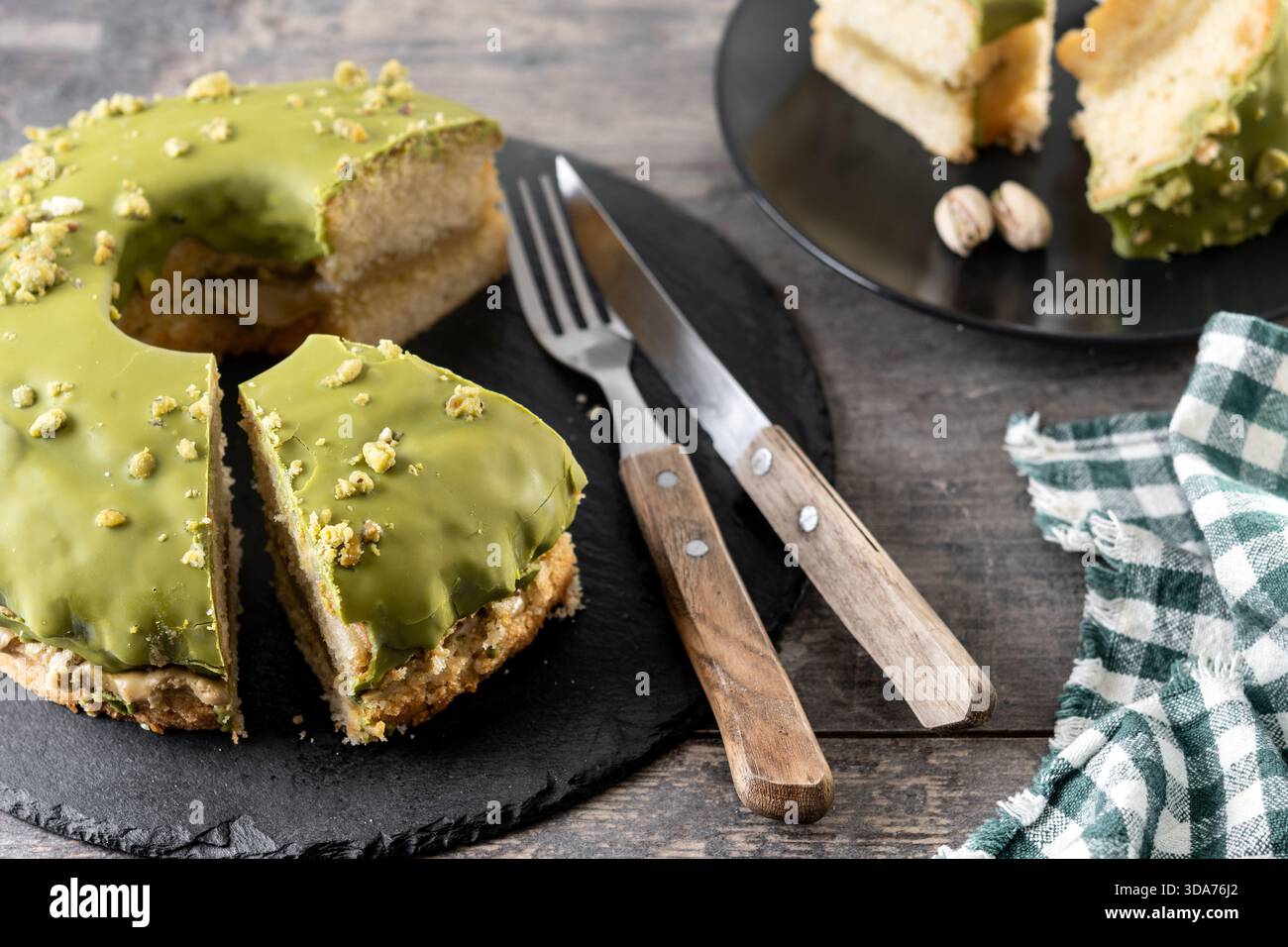 Tranche de gâteau à la pistache sur plaque noire Banque D'Images