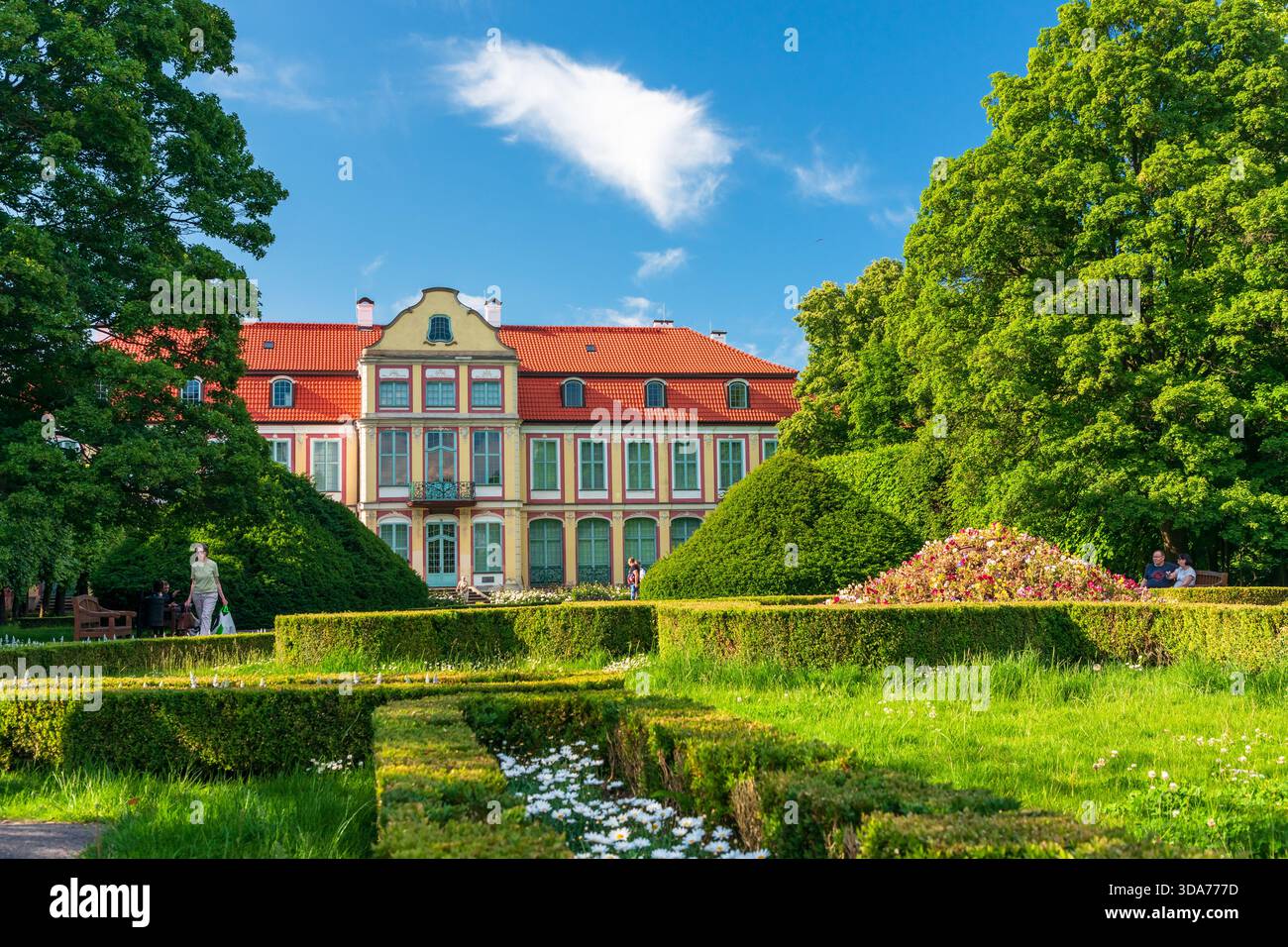 Gdansk, Pologne : 1er juin 2024. Une scène printanière lumineuse avec un grand palais historique de l'Abbé et ses jardins environnants dans Oliwa Park à Gdansk, Banque D'Images