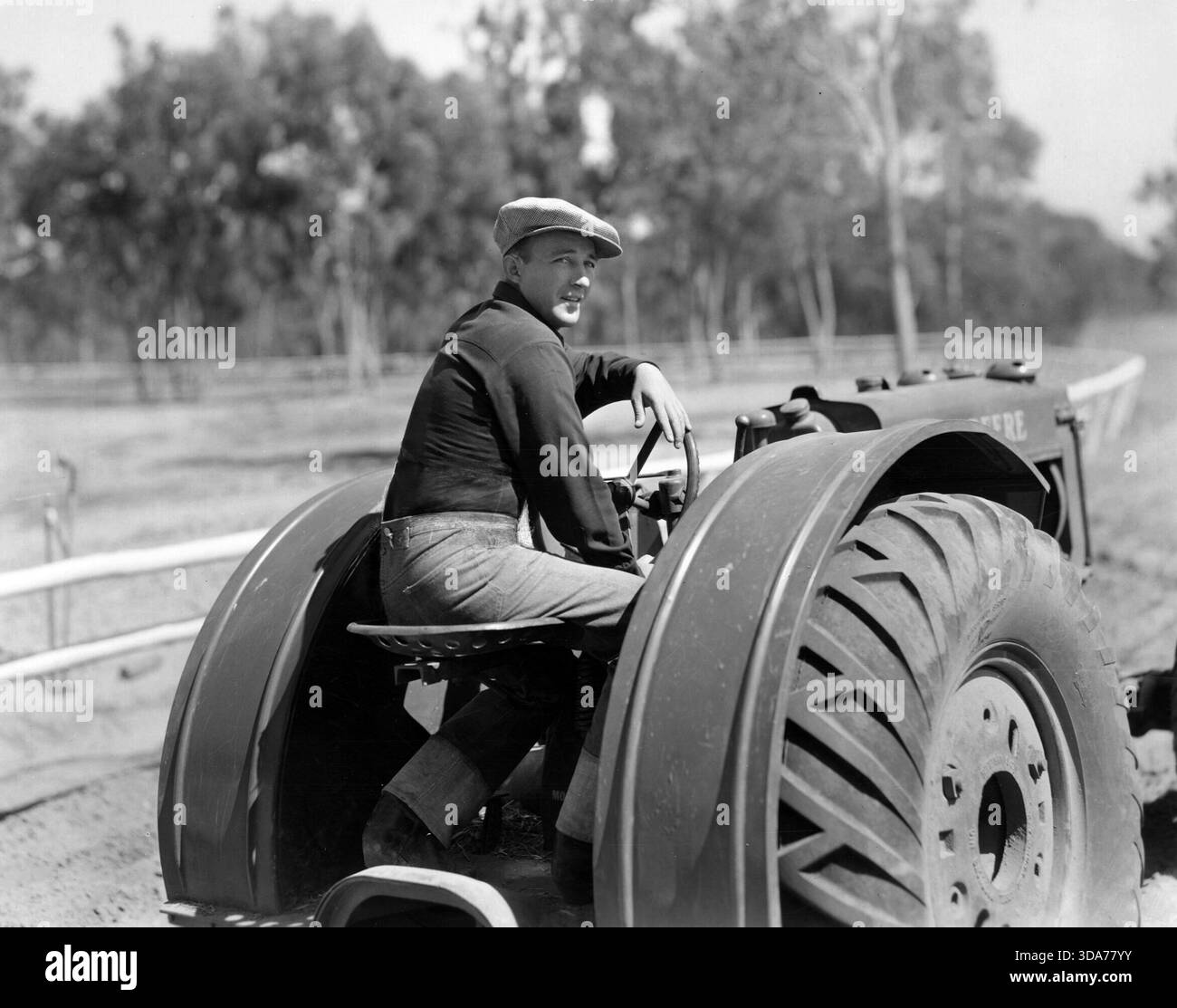 Bing Crosby Driving a Tractor (Paramount, 1937). Keybook photo Banque D'Images