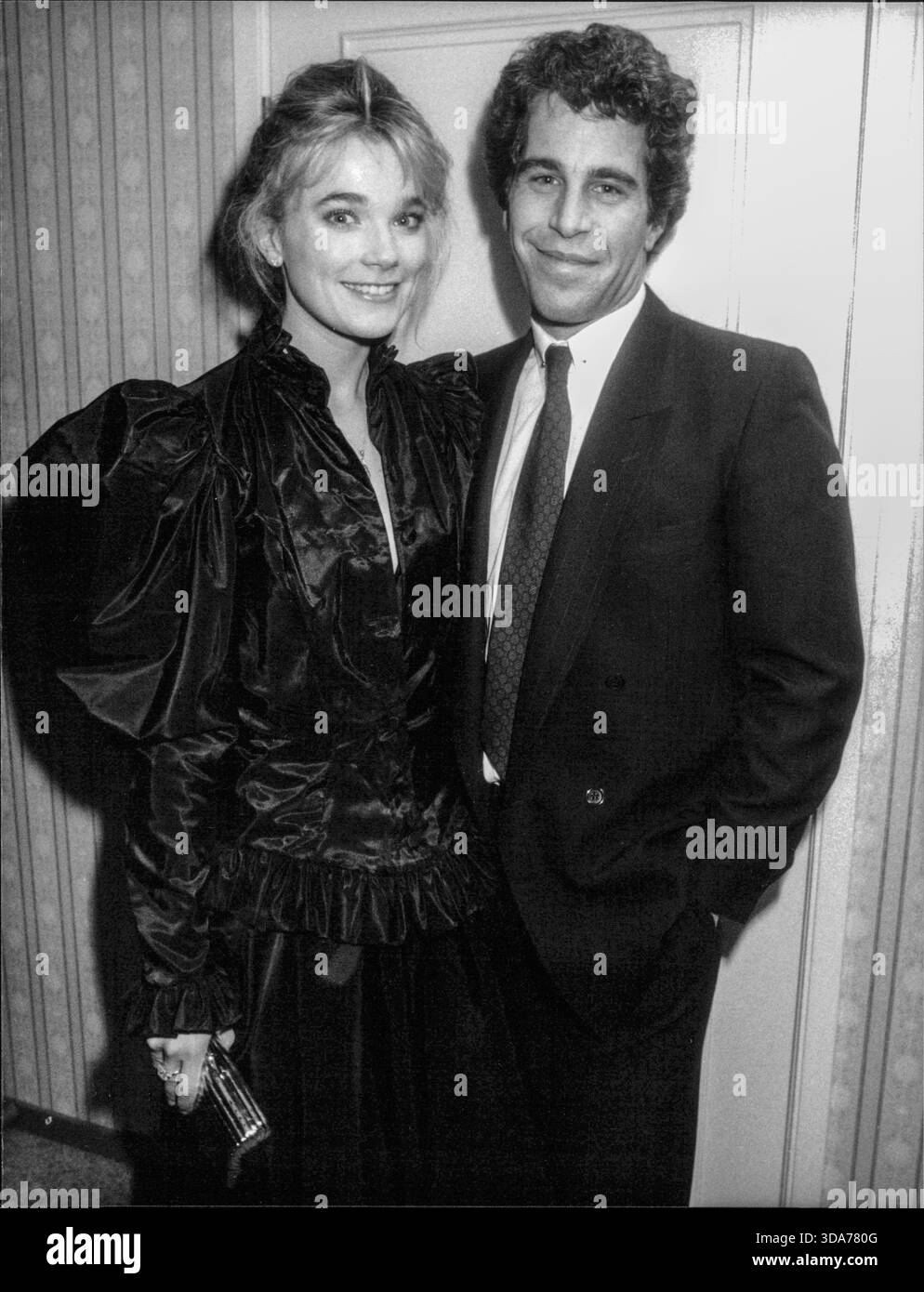 La mannequin suédoise Eva Andersson avec son petit ami Jeffrey Epstein lors du Melodifestivalen à Malmö, Suède, le 2 mars 1985. Photo : Stefan Lindblom / Scanpix / TT code 75749 ce texte est traduit automatiquement Banque D'Images