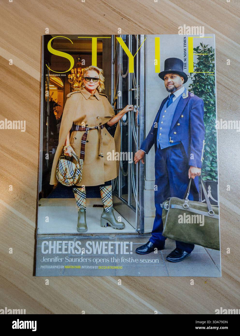Couverture du magazine Sunday Times style 30 novembre 2025 mettant en vedette Jennifer Saunders photographiée par Martin Parr Banque D'Images