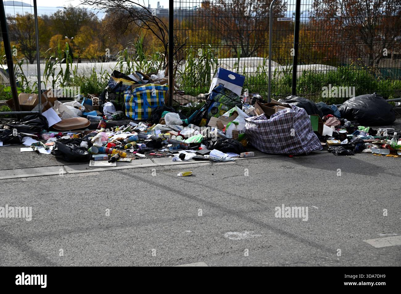 Marseille, France. 07 décembre 2025. Des images de déversement illégal se produisant sur le bord de la route. Crédit : SOPA images Limited/Alamy Live News Banque D'Images