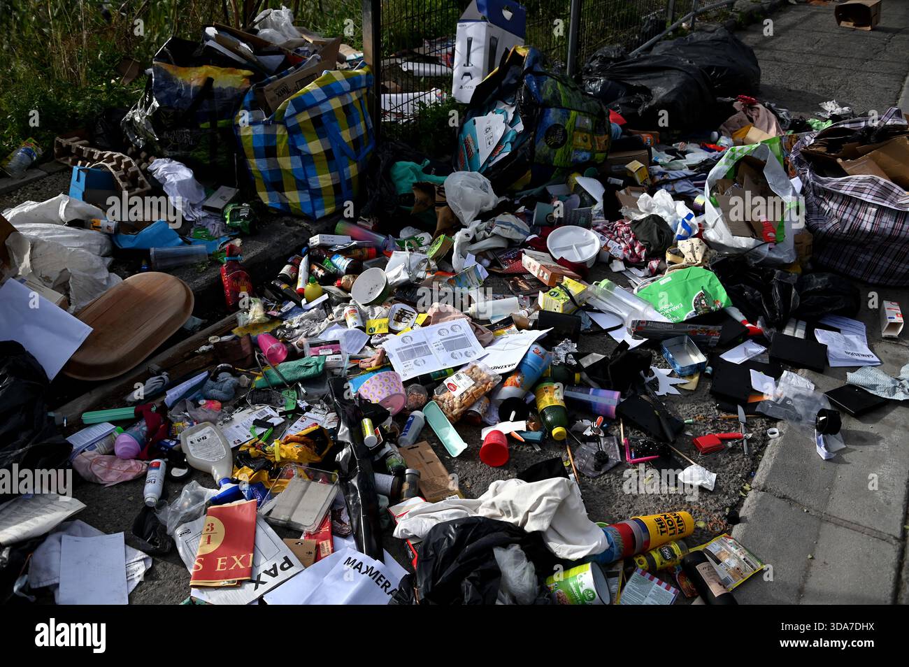 Marseille, France. 07 décembre 2025. Des images de déversement illégal se produisant sur le bord de la route. Crédit : SOPA images Limited/Alamy Live News Banque D'Images