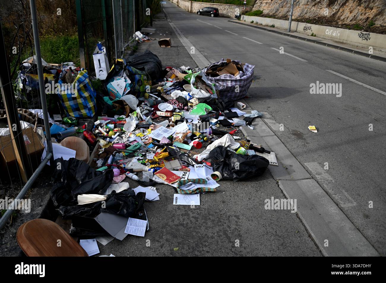 Marseille, France. 07 décembre 2025. Des images de déversement illégal se produisant sur le bord de la route. Crédit : SOPA images Limited/Alamy Live News Banque D'Images