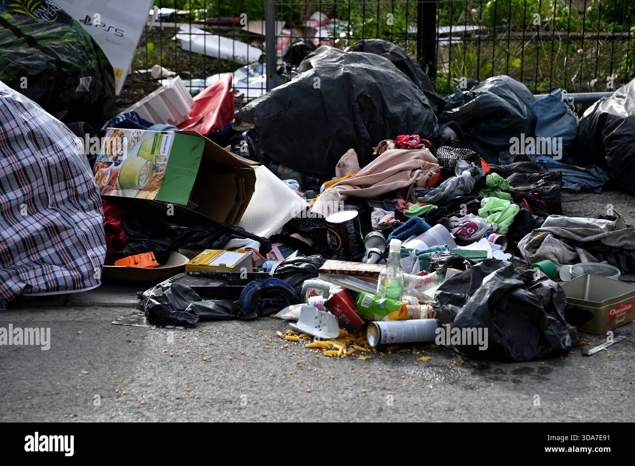 Marseille, France. 07 décembre 2025. Des images de déversement illégal se produisant sur le bord de la route. (Photo Gerard Bottino/SOPA images/SIPA USA) crédit : SIPA USA/Alamy Live News Banque D'Images