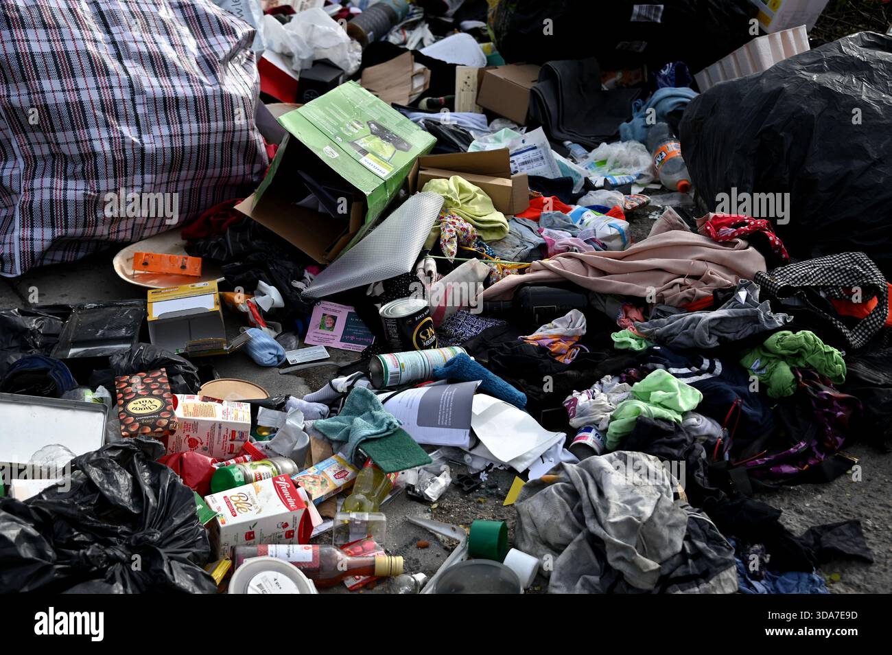 Marseille, France. 07 décembre 2025. Des images de déversement illégal se produisant sur le bord de la route. (Photo Gerard Bottino/SOPA images/SIPA USA) crédit : SIPA USA/Alamy Live News Banque D'Images