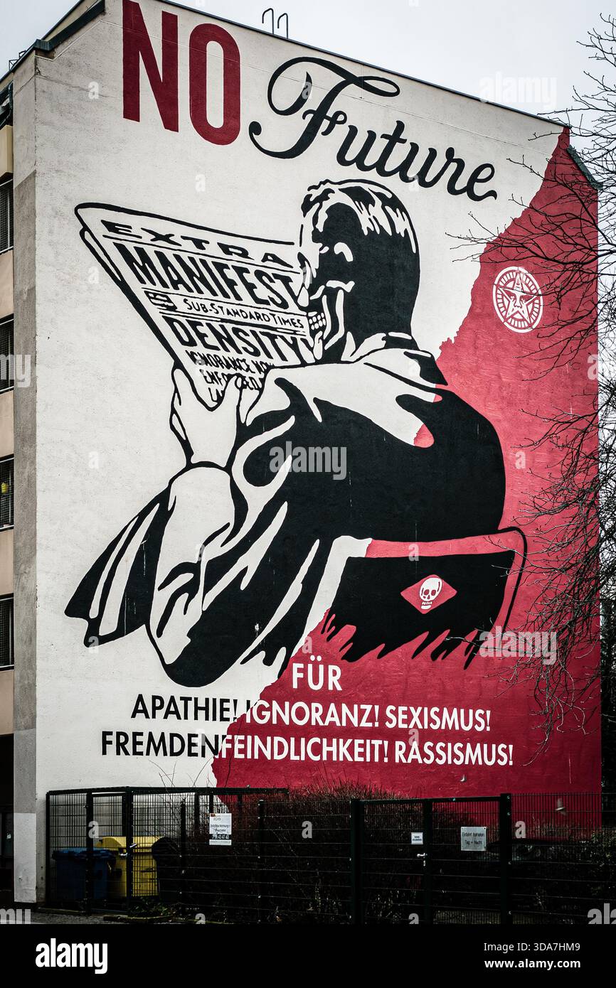 Les œuvres murales peintes par l'artiste, graphiste et illustrateur Shepard Fairey peuvent être admirées au coin de Frobenstrasse/Schwerinstrasse dans le Berlin - Image de stock capturée avec un smartphone