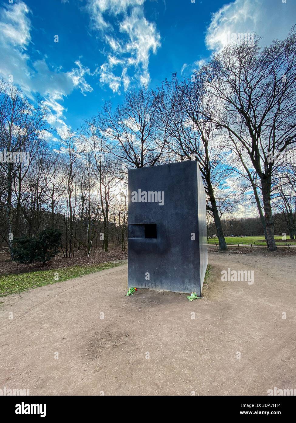 Mémorial aux homosexuels persécutés sous le nazisme. Cube de pierre Stark avec un écran vidéo honorant les hommes gays criminalisés et tués par les nazis. - Image de stock capturée avec un smartphone