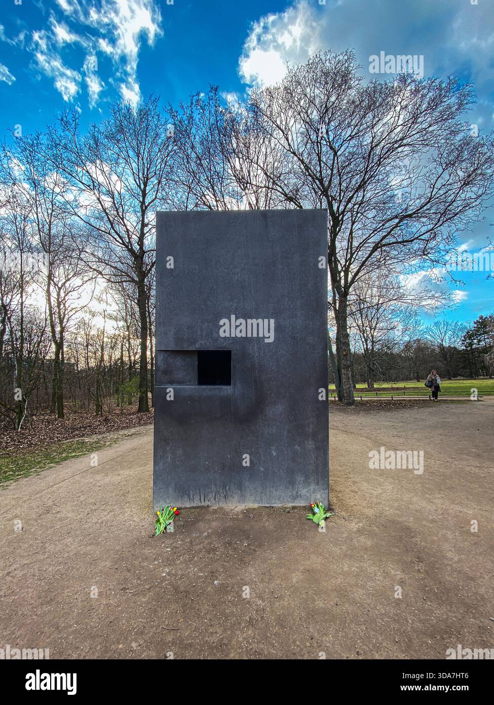 Mémorial aux homosexuels persécutés sous le nazisme. Cube de pierre Stark avec un écran vidéo honorant les hommes gays criminalisés et tués par les nazis. - Image de stock capturée avec un smartphone