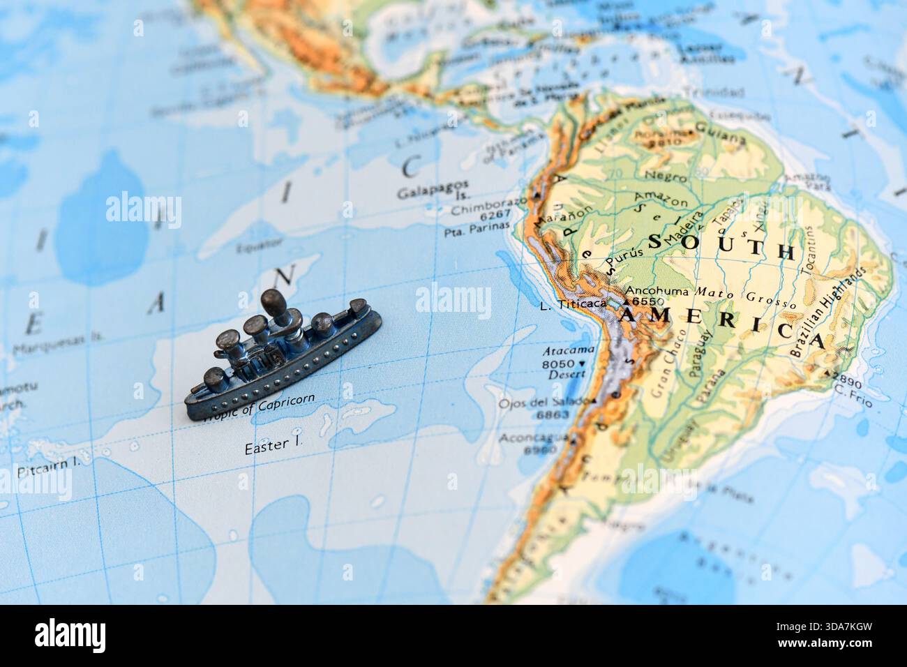 Un cuirassé jouet repose sur une carte dans l'océan Pacifique, symbolisant l'activité navale ou la navigation au large des côtes de l'Amérique du Sud et des Andes. Banque D'Images