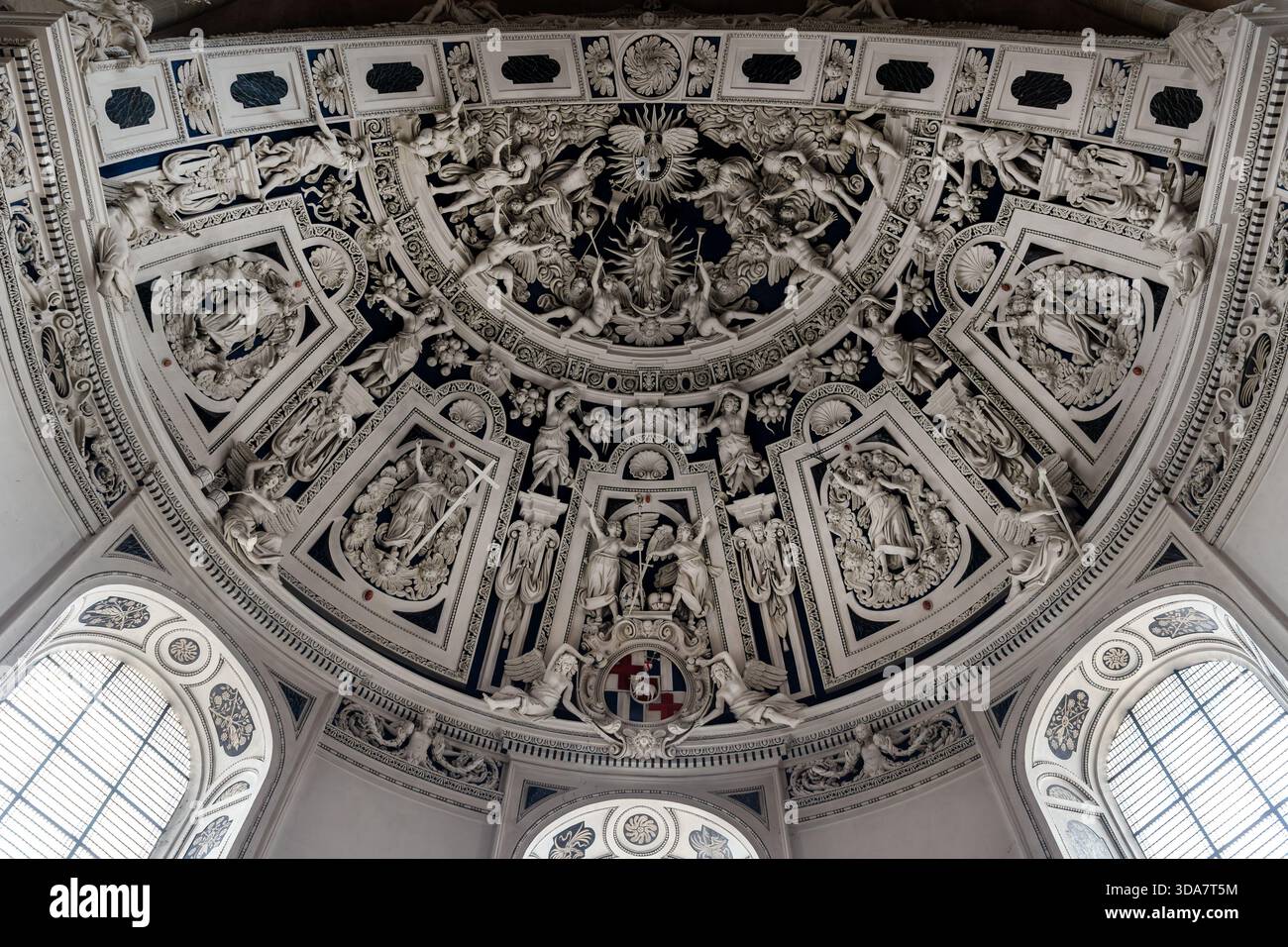 TRÈVES, ALLEMAGNE - 20 avril 2025 : vue intérieure Haut plafond cathédrale Saint-Pierre Dôme allemand de Trèves. Architecture détail ornement sculptures anges Banque D'Images