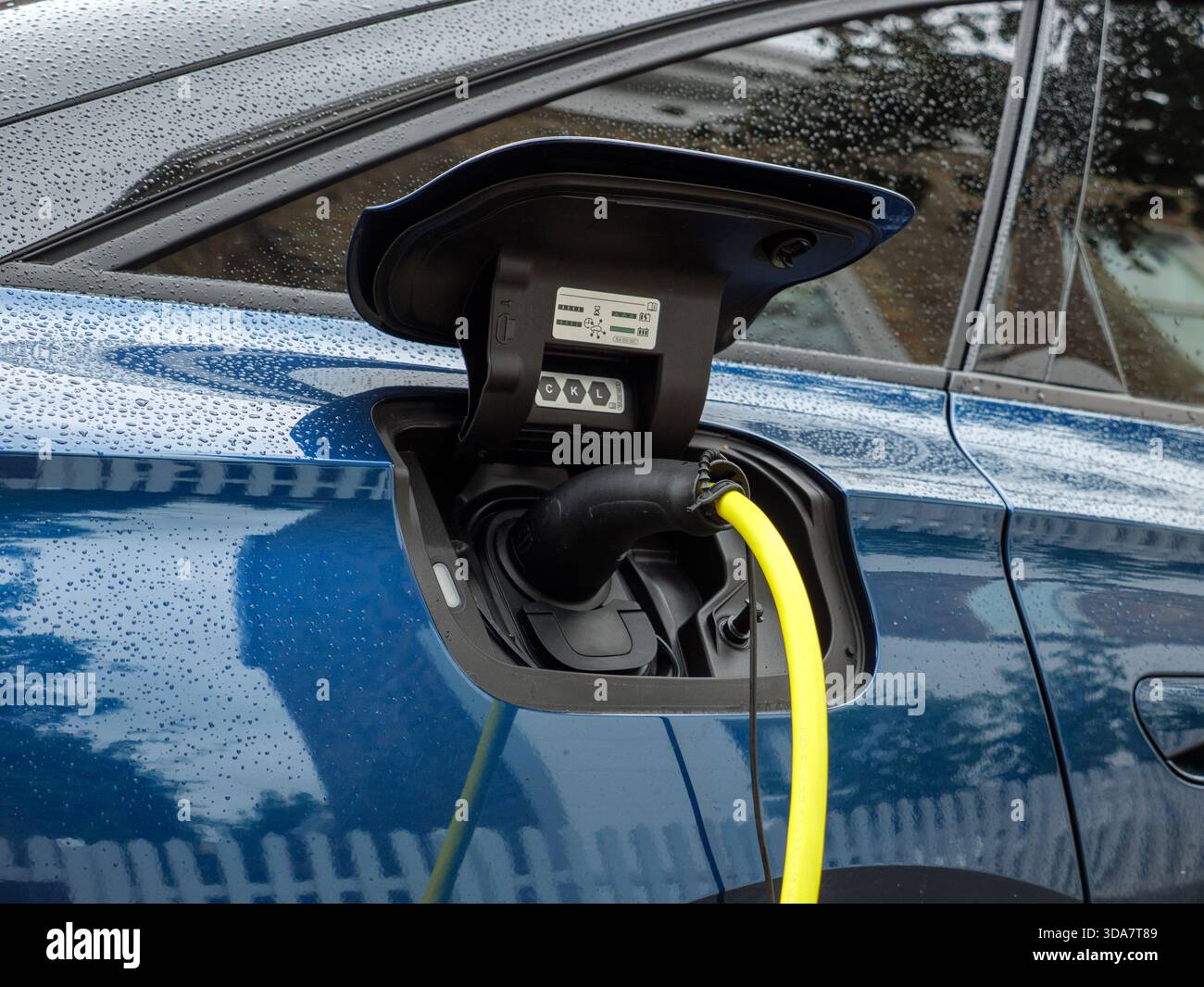 Voiture électrique EV branchée comme elle est chargée, Londres, Royaume-Uni Banque D'Images
