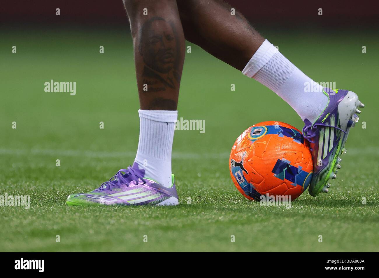 Turin, Italie. 8 décembre 2025. Un tatouage de Martin Luther King est vu sur la jambe inférieure de Rafael Leao de l'AC Milan lors de l'échauffement avant le match Torino vs AC Milan Serie A au Stadio Grande Torino, Turin. Le crédit photo devrait se lire : Jonathan Moscrop/Sportimage crédit : Sportimage Ltd/Alamy Live News Banque D'Images