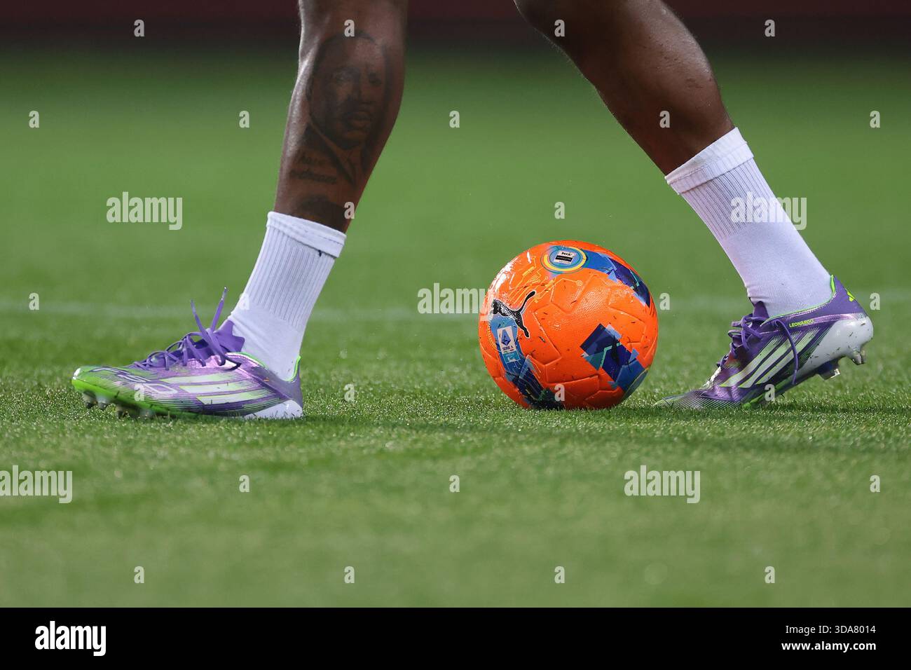Turin, Italie. 8 décembre 2025. Un tatouage de Martin Luther King est vu sur la jambe inférieure de Rafael Leao de l'AC Milan lors de l'échauffement avant le match Torino vs AC Milan Serie A au Stadio Grande Torino, Turin. Le crédit photo devrait se lire : Jonathan Moscrop/Sportimage crédit : Sportimage Ltd/Alamy Live News Banque D'Images