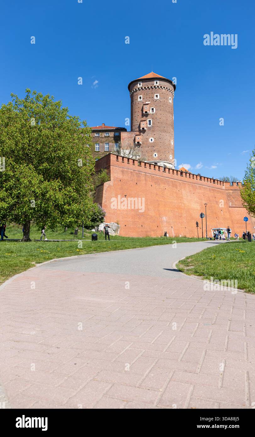 19 avril 2025 Cracovie, Pologne. Vue sur le château de Wawel depuis la promenade piétonne le long de la Vistule Banque D'Images