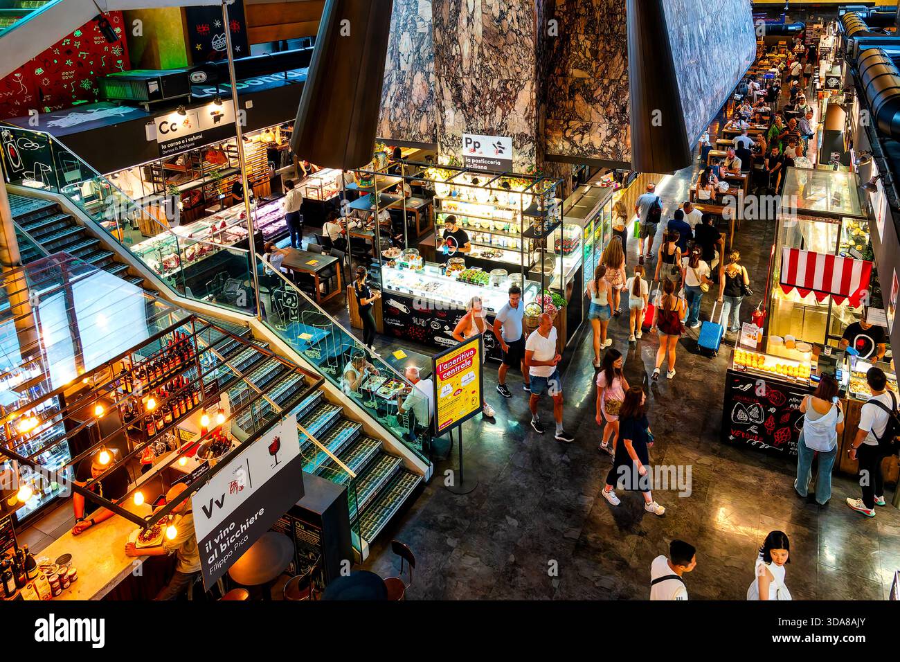 Stands de nourriture et salle à manger à l'intérieur du Mercato centrale à la gare Roma Termini, Italie. Banque D'Images