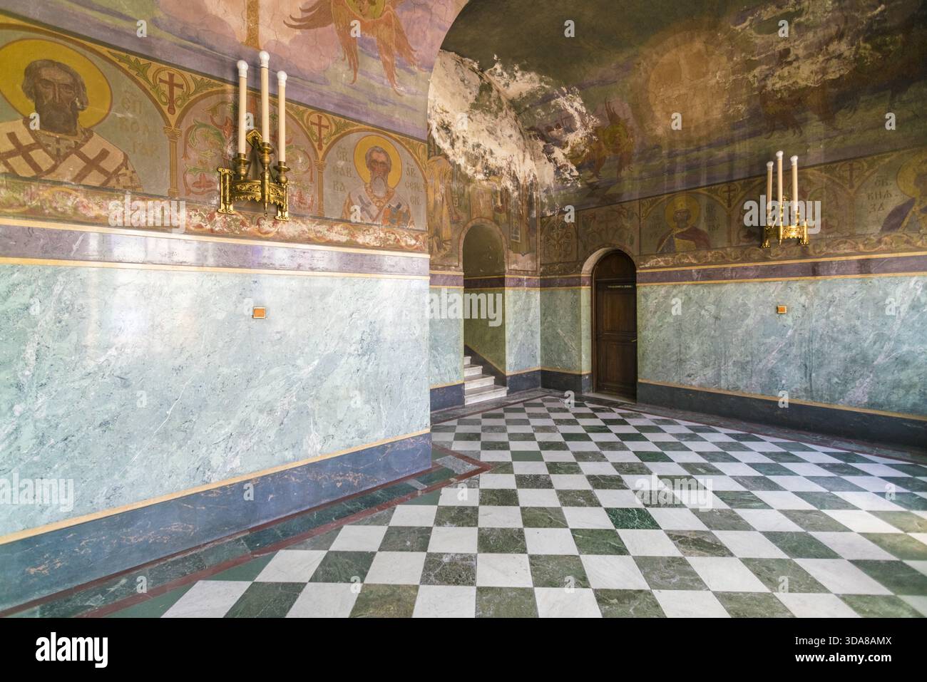 Sofia, Bulgarie - 06 mai 2017 : vue de l'intérieur, où les murs en marbre rencontrent les plafonds ornés de fresques, illuminés par des appliques ornées dans un mélange de religieux Banque D'Images
