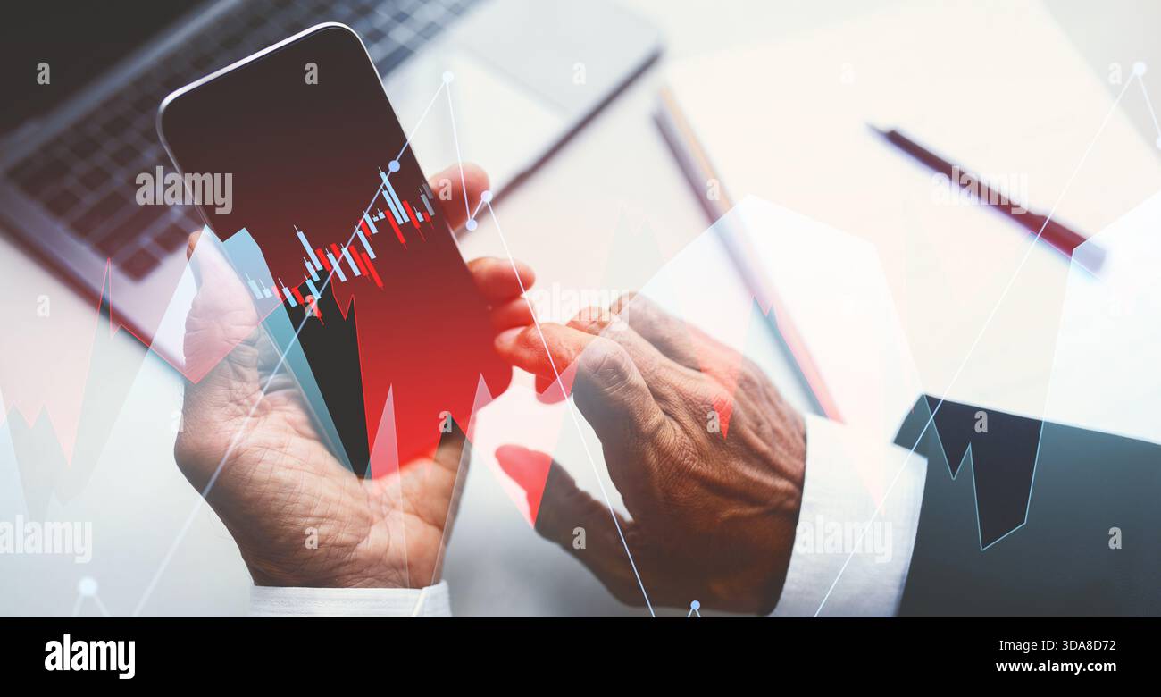 Homme d'affaires senior examine le contrat sur smartphone dans un cadre de bureau moderne Banque D'Images