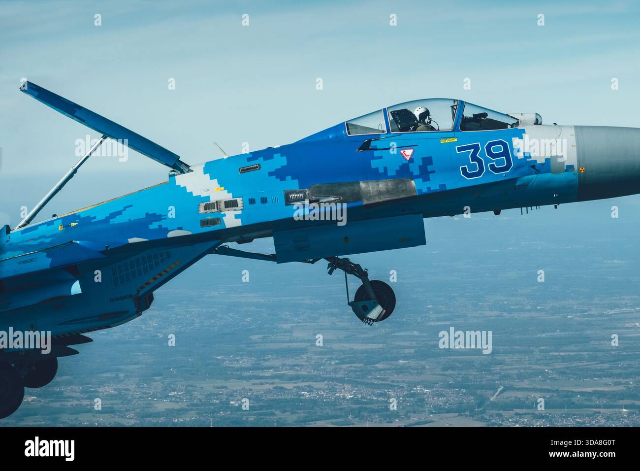Vue air-air de l'armée de l'air ukrainienne Su-27P1M 39 bleu volant avec freins pneumatiques engagés au Sanicole Air Show, Belgique, 2019, montrant la structure globale et les surfaces des ailes. Banque D'Images