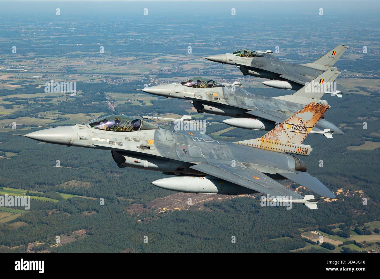Trois F-16 Fighting Falcons de l'escadron du tigre, immatriculés FA-104, FA-106 et FA-116, volant en formation rapprochée au salon aéronautique Sanicole de 2019, en Belgique, capturés dans une photographie air-air montrant leur coordination et leur conception. Banque D'Images