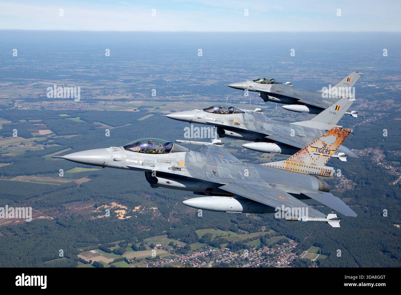 Trois F-16 Fighting Falcons de l'armée de l'air belge du Tiger Squadron, FA-104, FA-106 et FA-116, volant en formation au salon aéronautique Sanicole de 2019 en Belgique. Banque D'Images