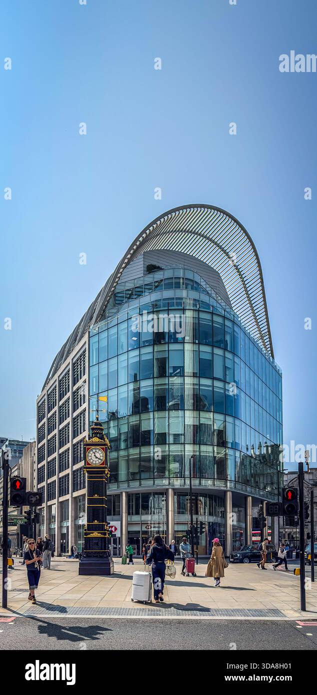 Londres, Royaume-Uni, 27 avril 2025, vue de Little Ben Clock, une tour d'horloge miniature en fonte, située près d'un bâtiment moderne à Westminster Banque D'Images