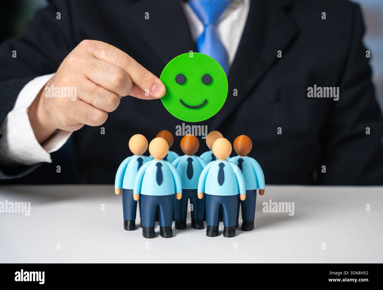 Le chef d'équipe note le moral élevé des employés et leur satisfaction à l'égard des conditions de travail. Une atmosphère saine dans l'entreprise. Motivation Banque D'Images