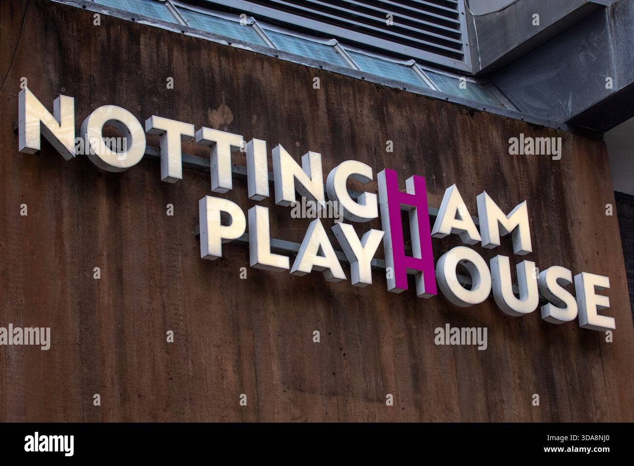 Nottingham, Royaume-Uni - 28 juin 2025 : panneau sur l'extérieur du Nottingham Playhouse dans la ville de Nottingham, Royaume-Uni. Banque D'Images