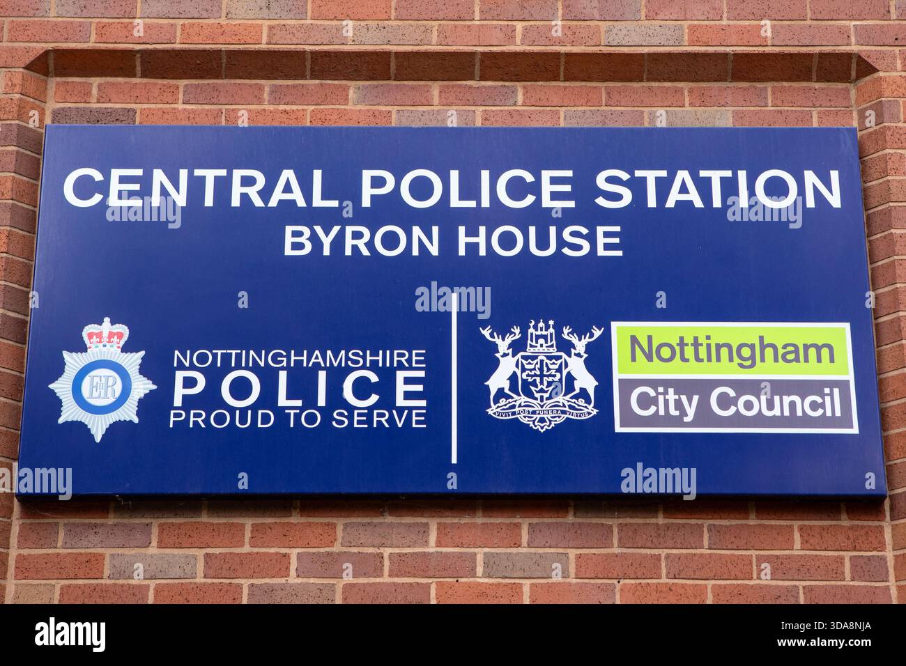 Nottingham, Royaume-Uni - 28 juin 2025 : panneau à l'extérieur du poste de police central, situé à Byron House dans la ville de Nottingham, Royaume-Uni. Banque D'Images