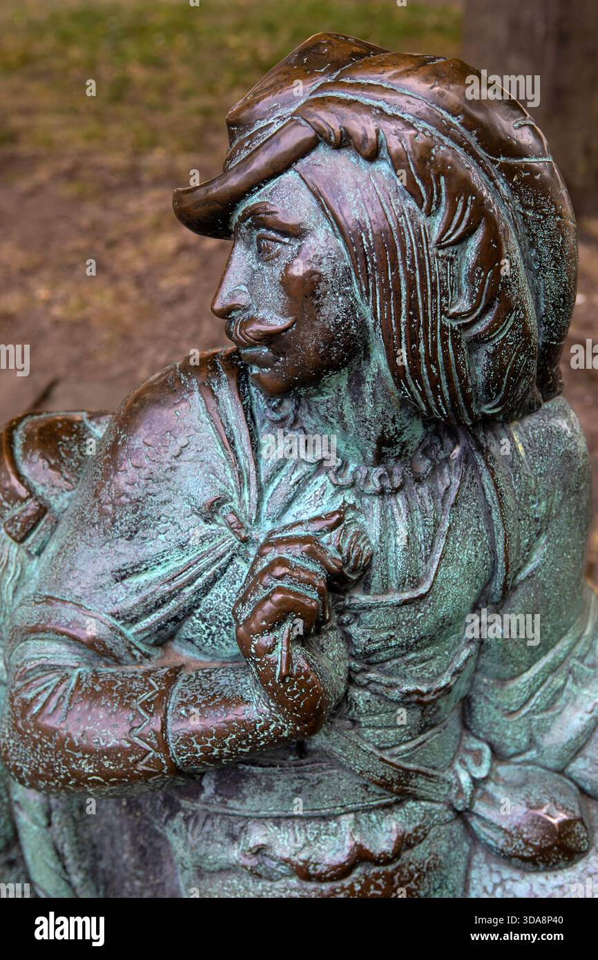 Nottingham, Royaume-Uni - 28 juin 2025 : Statue de Will Scarlet - un des hommes joyeux de Robin des bois, située à côté de la statue de Robin des bois au château de Nottingham Banque D'Images