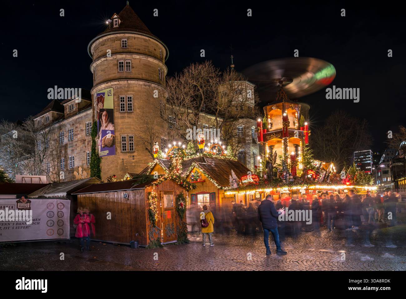 Stuttgart, Allemagne, 8 décembre 2025, marché de Noël weihnachtsmarkt ville célèbre célébration de la saison de l'Avent visité par des milliers de personnes Banque D'Images
