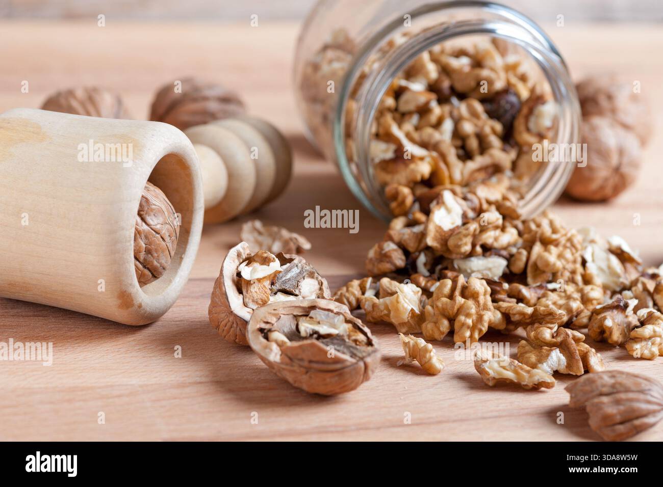 noix avec une coquille cassée sur une table en bois rustique Banque D'Images