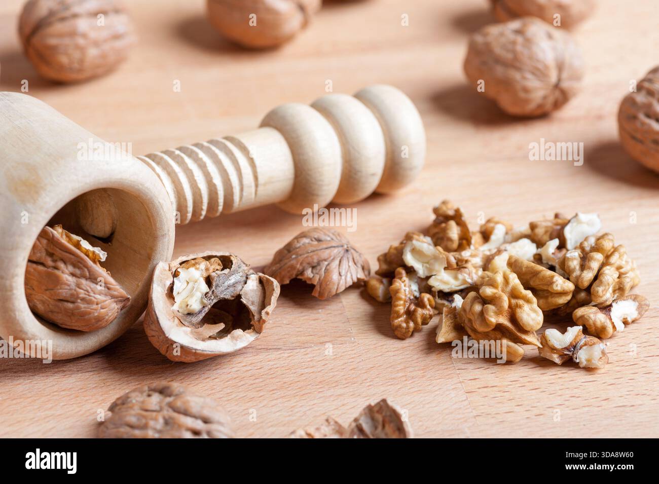 noix avec une coquille cassée sur une table en bois rustique Banque D'Images