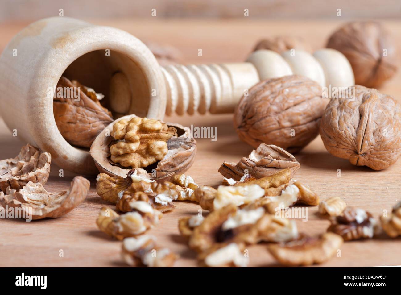 noix toujours la vie avec une coquille cassée au premier plan Banque D'Images