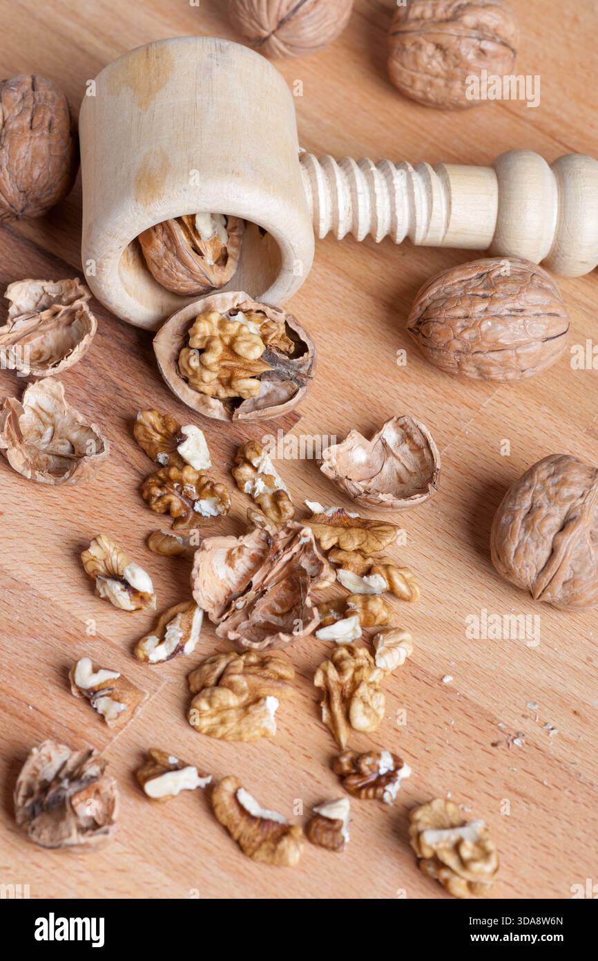 noix avec une coquille cassée sur une table en bois rustique Banque D'Images