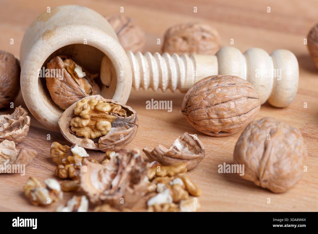 noix avec une coquille cassée sur une table en bois rustique Banque D'Images