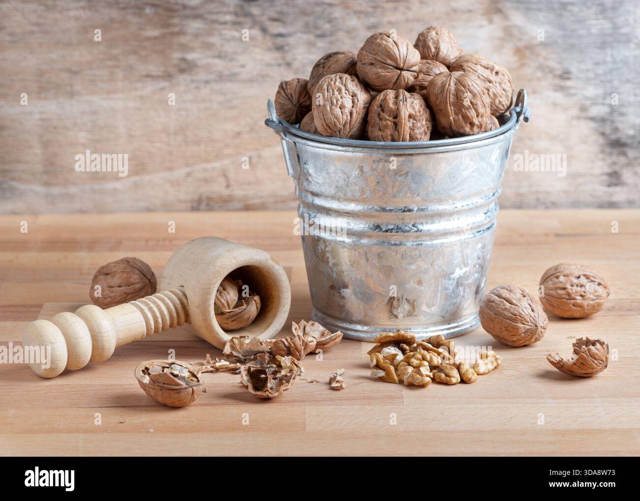 noix avec une coquille cassée sur une table en bois rustique Banque D'Images